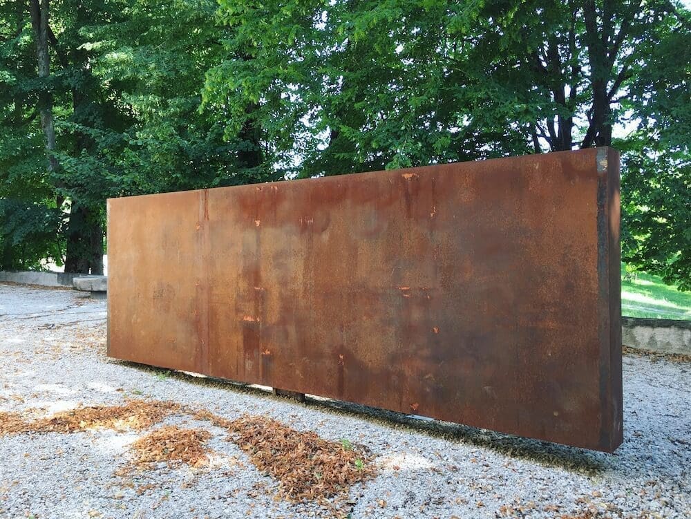Sculpture "Droit dans le mur?" d'Etienne Krähenbühl.