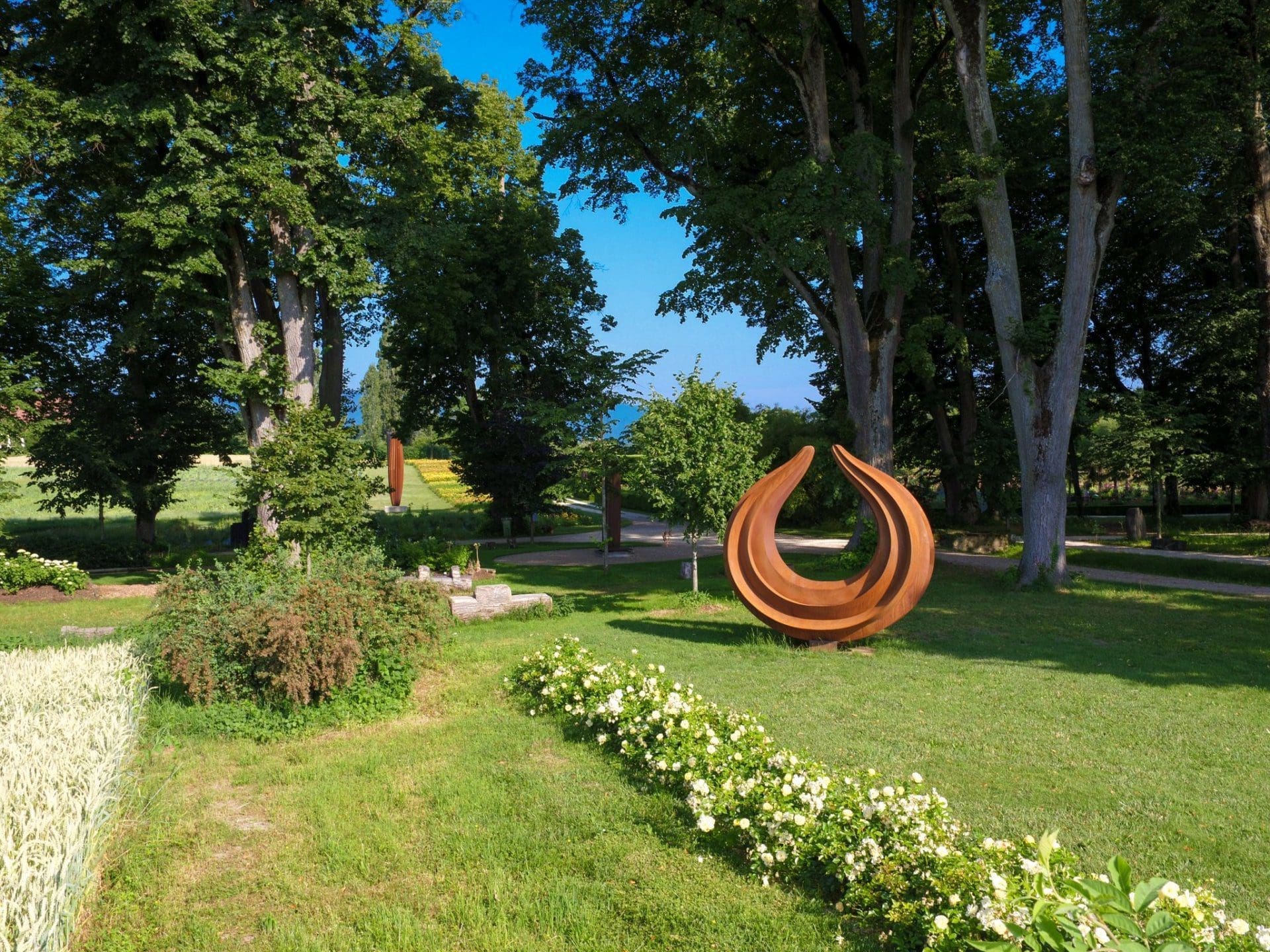 Sculpture d'Herbert Mehler dans les jardins du Château de Vullierens.