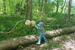 Enfant qui joue dans le Royaume du Roi Lézard.