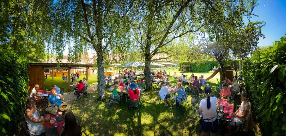 Vue de la terrasse ombragée du Café des Jardins au printemps 2021.
