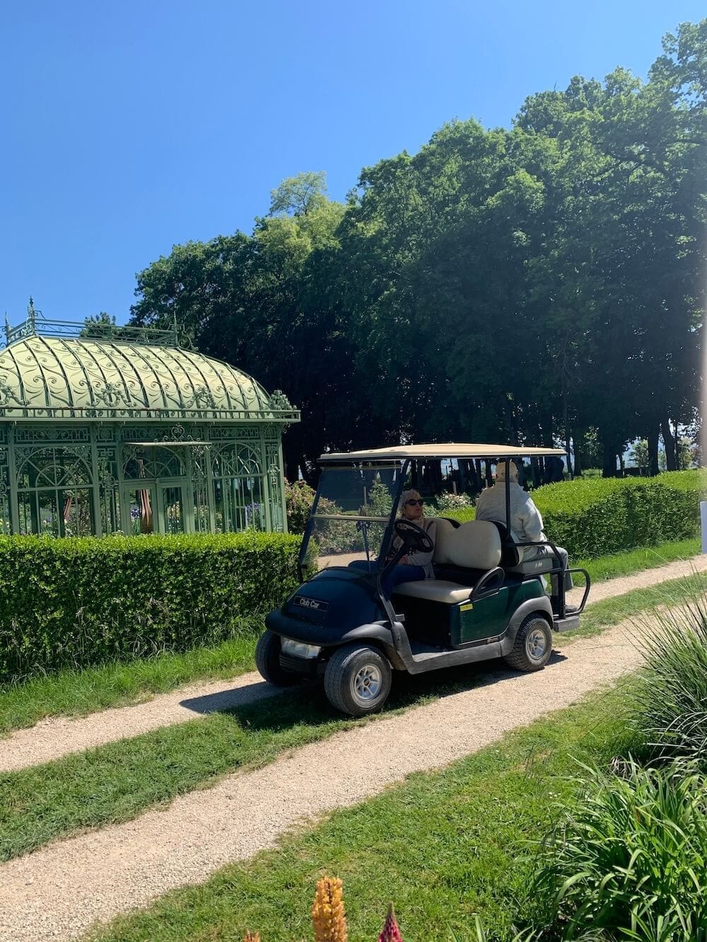 Tour VIP en voiturette de golf dans les jardins.