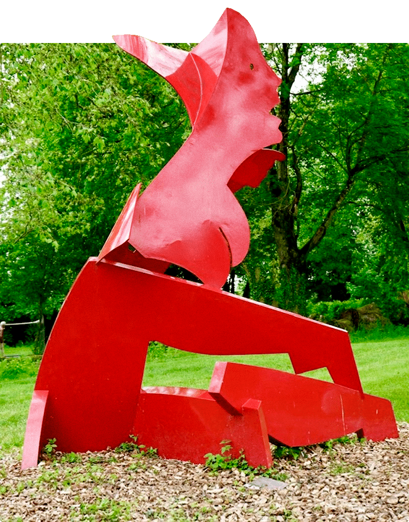 Sculpture rouge vive d'Allen Jones représentant une femme assise.