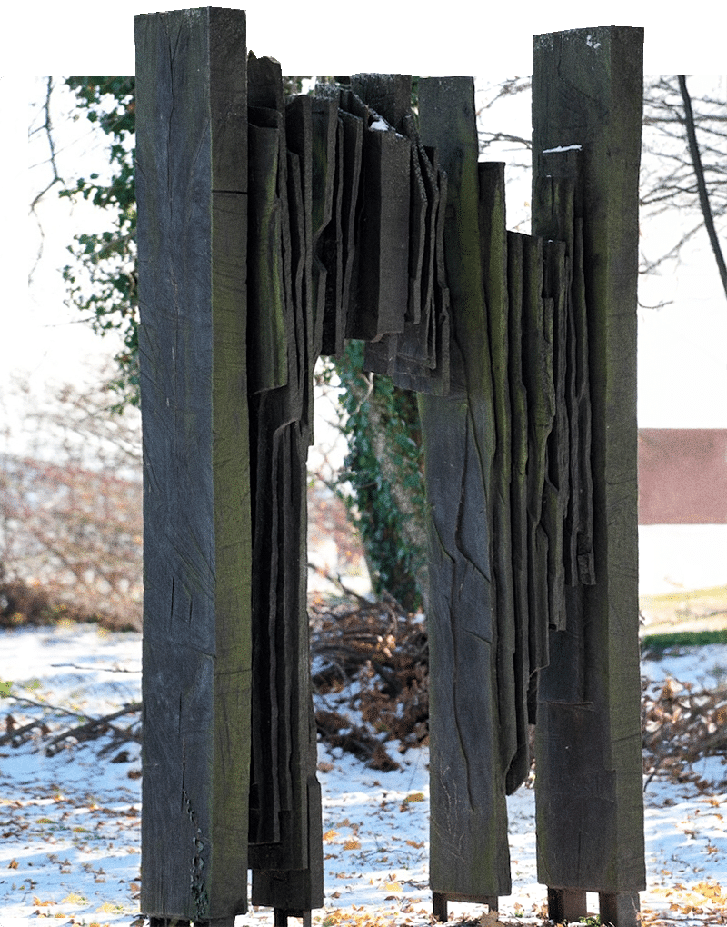 Gros plan sur la sculpture en bois d'Eric Sansonnens sous la neige.