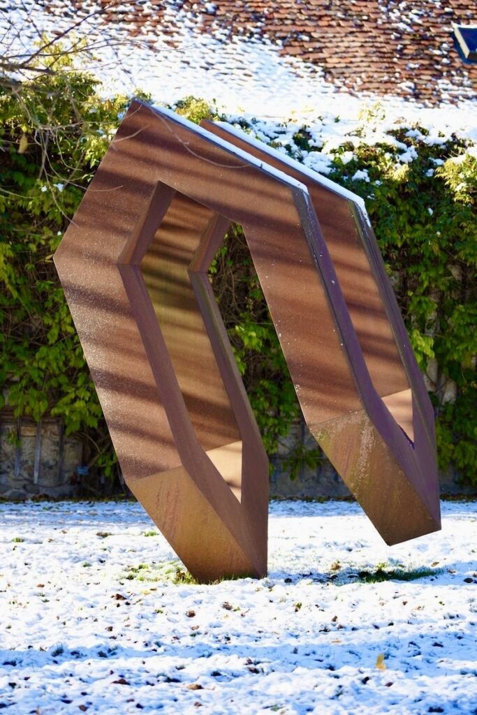 Sculpture de Werner Pokorny sous la neige.