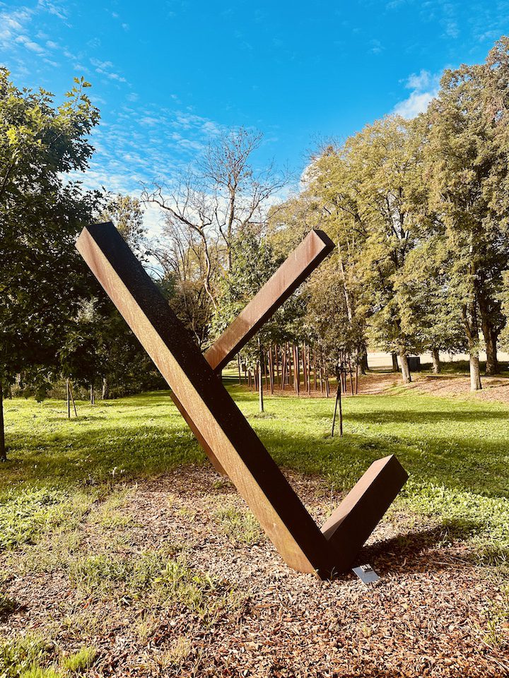 Sculpture en acier corten de l'artiste catalan Carles Valverde.