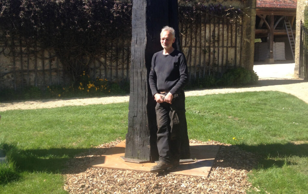 L'artiste français Christian Lapie en train de poser devant une des ses oeuvres dans les jardins du Château.