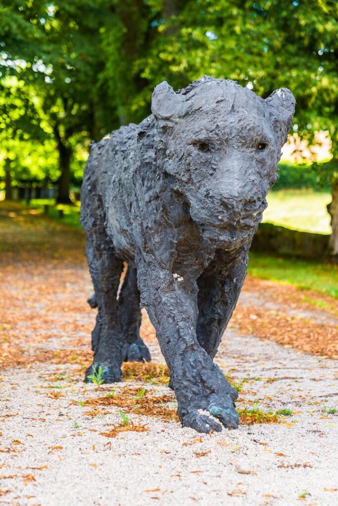 Gros plan sur l'oeuvre de Davide Rivalta représentant une lionne.