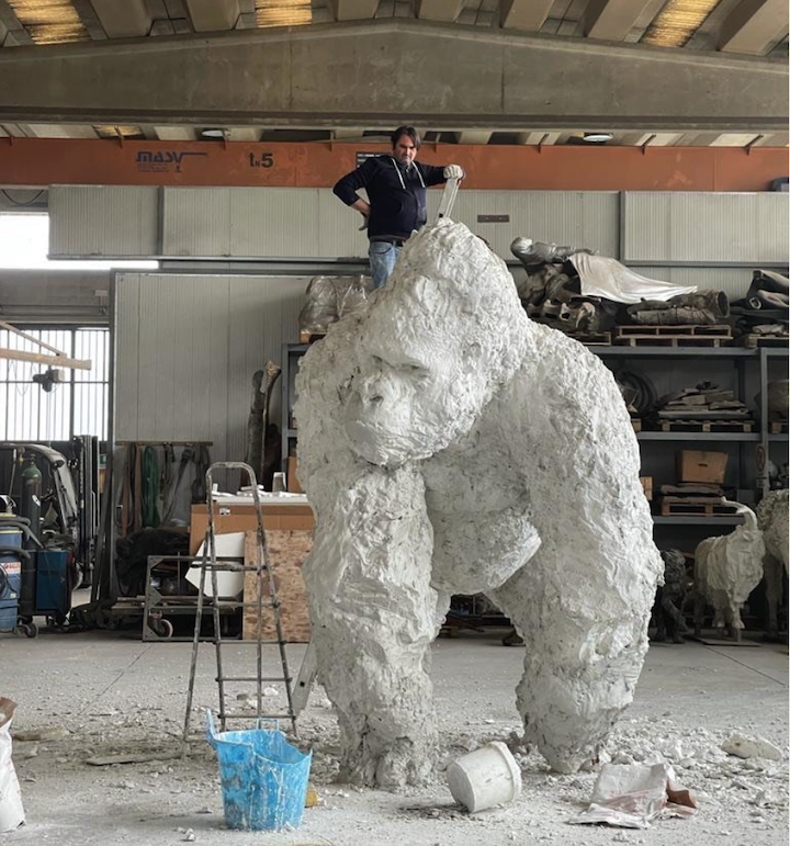 L'artiste Davide Rivalta dans son atelier en italie en train de réaliser un gorille giganthèsque.