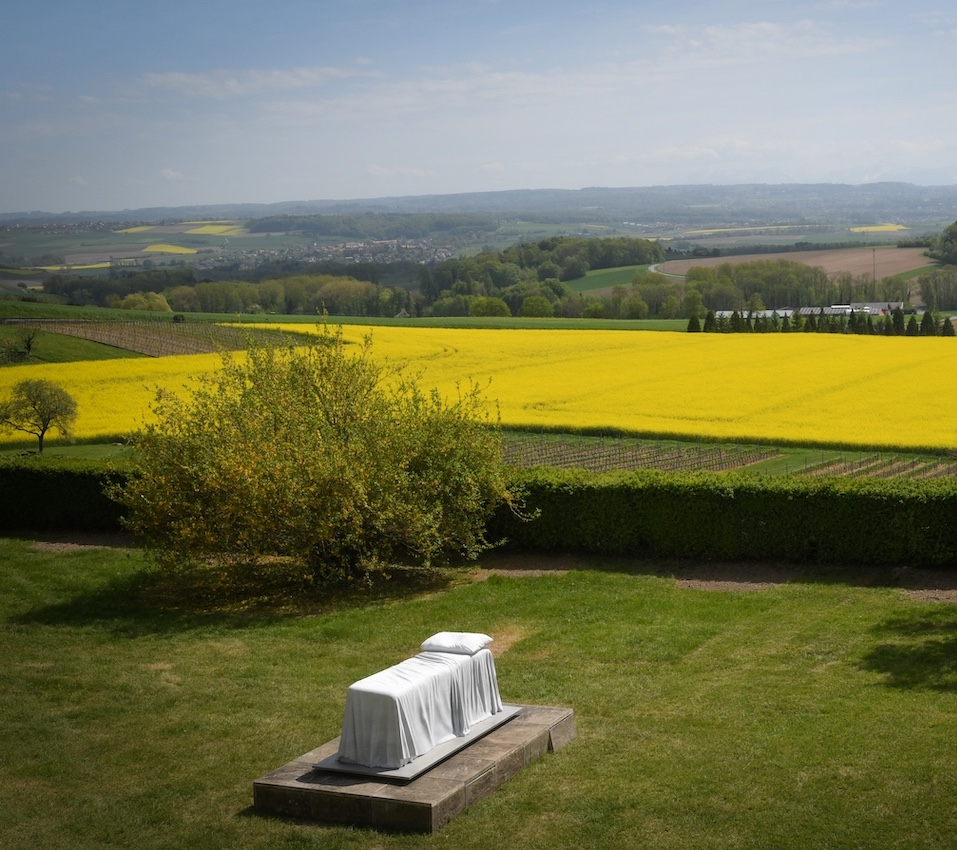 BED, la sculpture de Dorothy Cross exposée sur la terrasse du Château de Vullierens. C'est un lit en marbre.