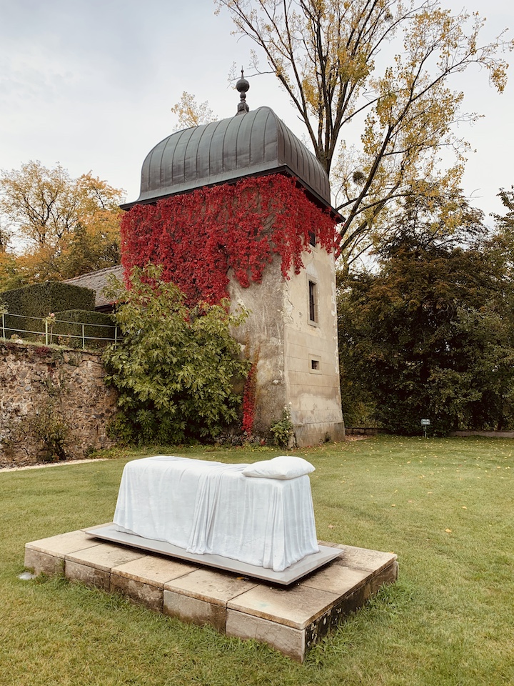 Sculpture BED de Dorothy Cross dans une ambiance automnale, sur la terrasse du Château de Vullierens.