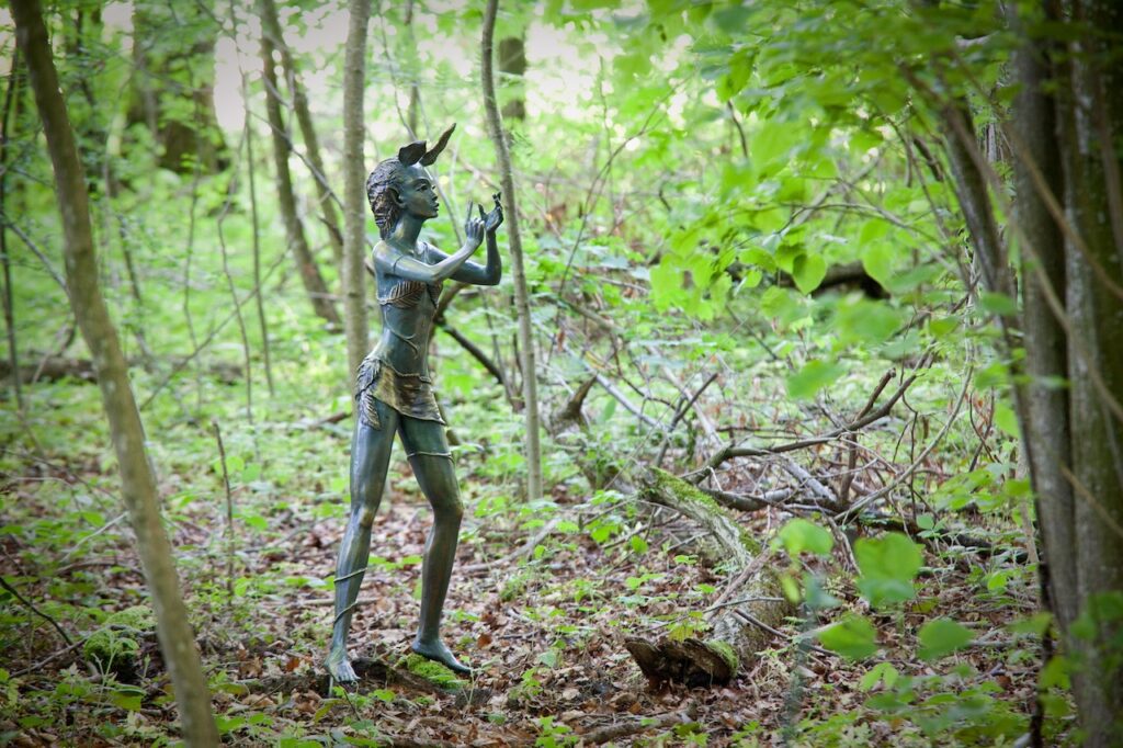 Statue de Sara H illustrant une elfe dans la forêt, au Château de Vullierens.