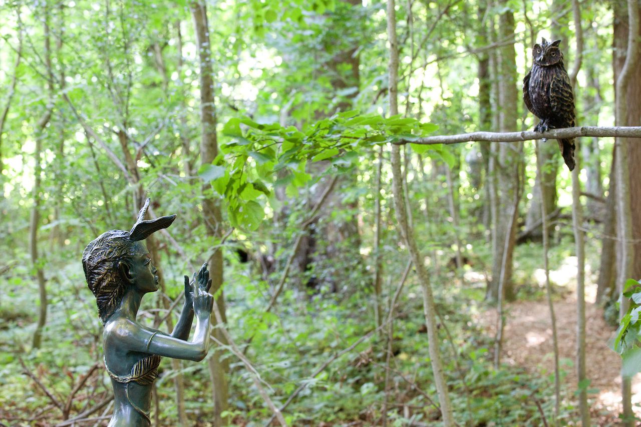 Sculptures d'elfes et un hibou dans la forêt du Château de Vullierens.