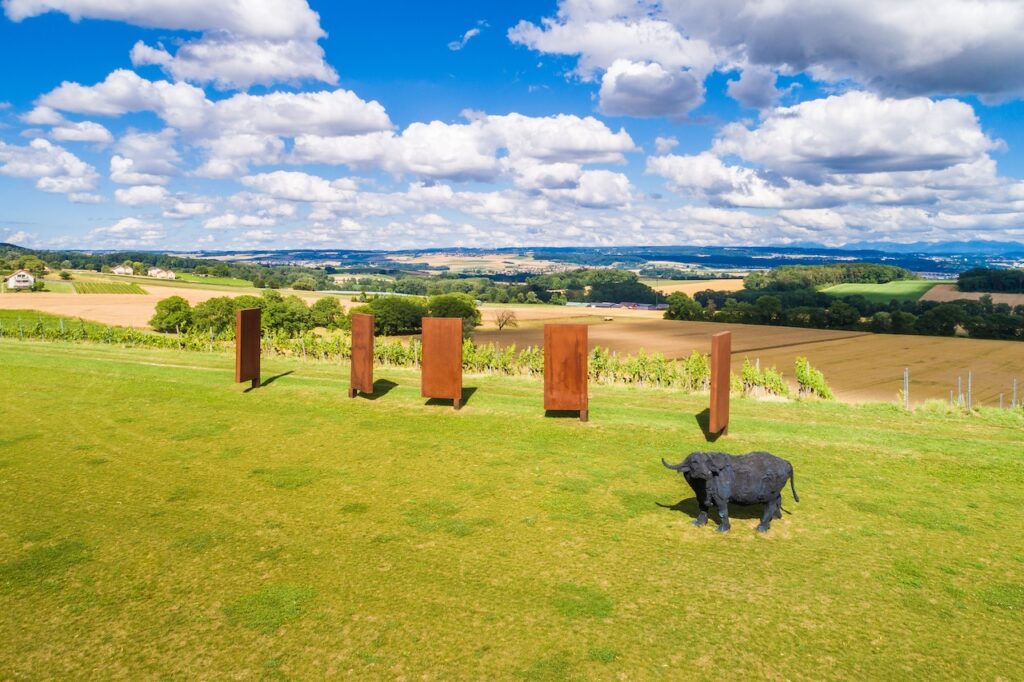 Vue aérienne de la sculpture "légère gravité" d'Etienne Krähenbühl, en acier corten.