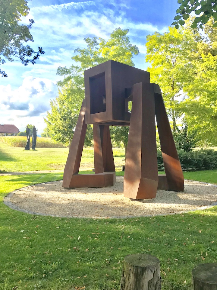 Oeuvre de Gillian White en acier corten au coeur du jardin de Muni, à Vullierens.