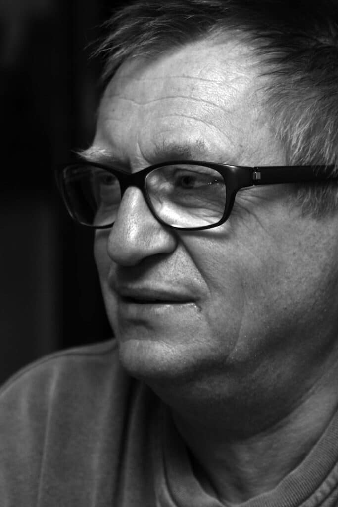 Portrait de l'artiste Herbert Mehler en noir et blanc.