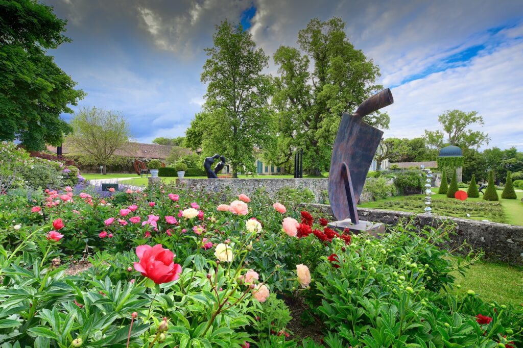 Vue sur les pivoines en fleurs du jardin de Daria Château de Vullierens.