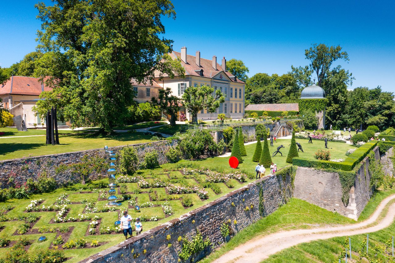 Vue aérienne du jardin Dorianne Château de Vullierens avec les rosiers en fleurs.