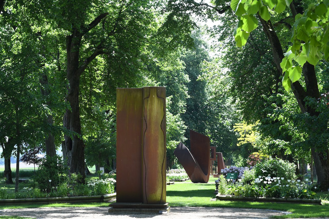 Vue large du jardin de Muni du Château de Vullierens à la lumière du matin.