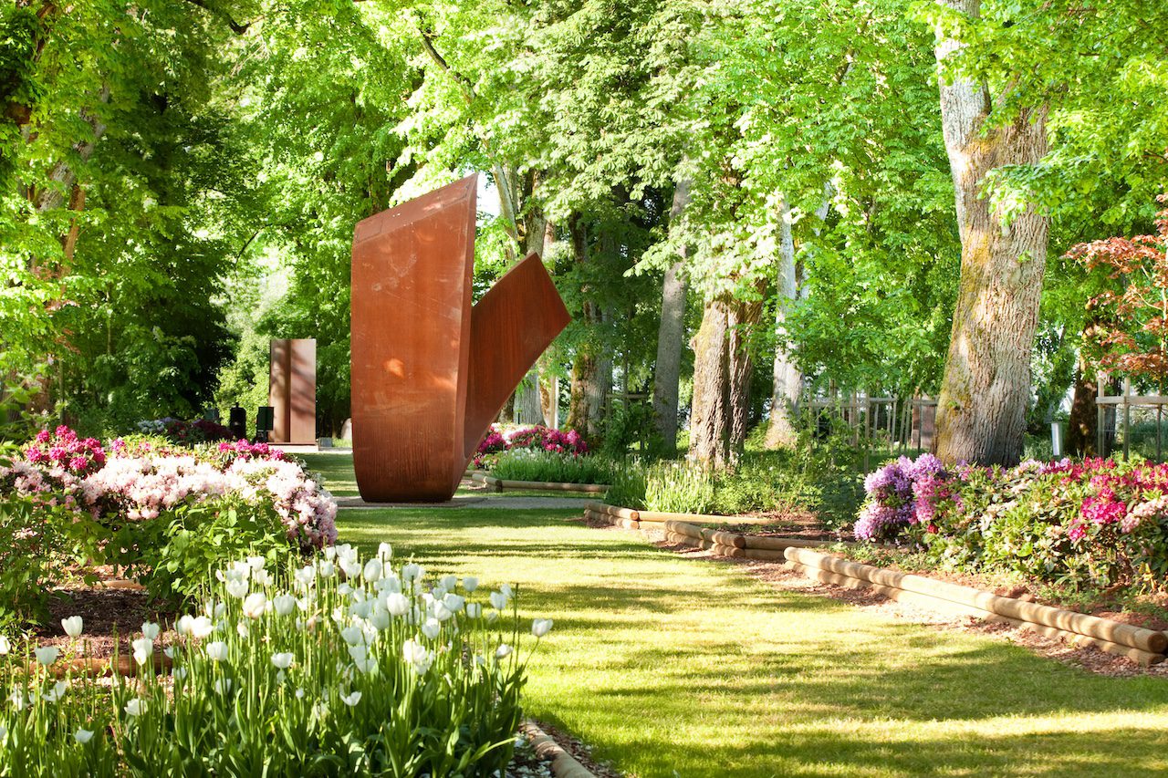 Jardin de Muni du Château de Vullierens en pleine floraison de début mai : tulipes et rhododendrons.