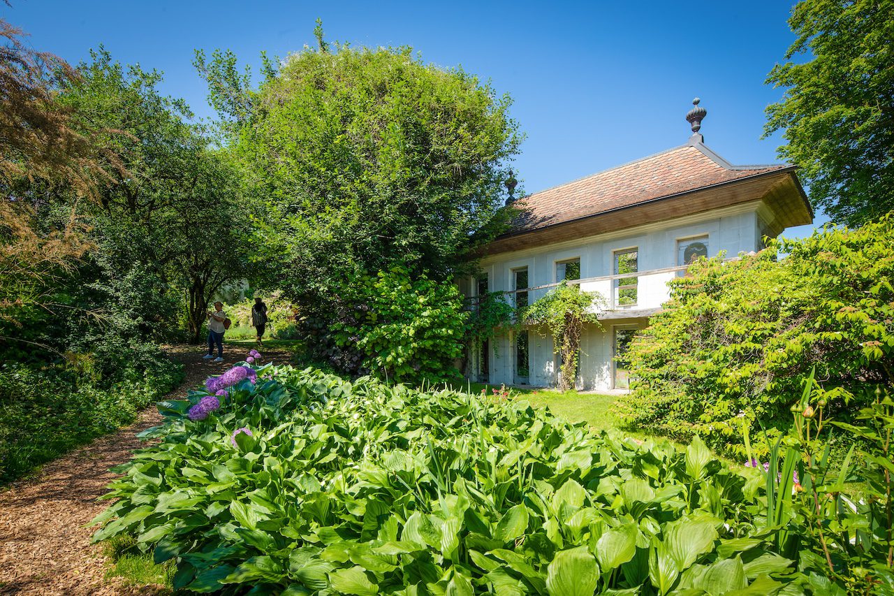 Photo prise à l'intérieur du Jardin secret du Château de Vullierens avec le pigeonnier en arrière plan.