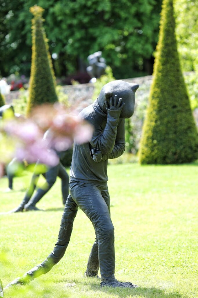 Vue rapprochée de l'un des 6 chats de l'artiste Laura Ford, en bronze.