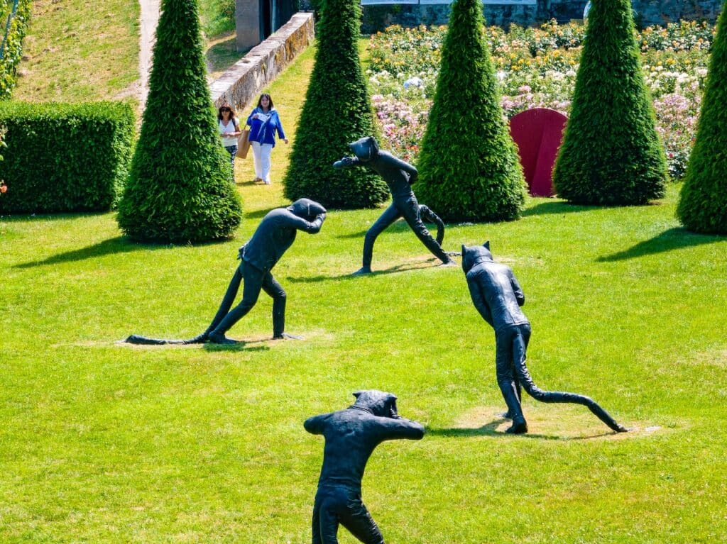 Vue aérienne des chats de l'artiste Laura Ford. Cette armée féline, tout en bronze, provient de son important travail pour « Days of judgment » et occupe les terrasses sud du Château.