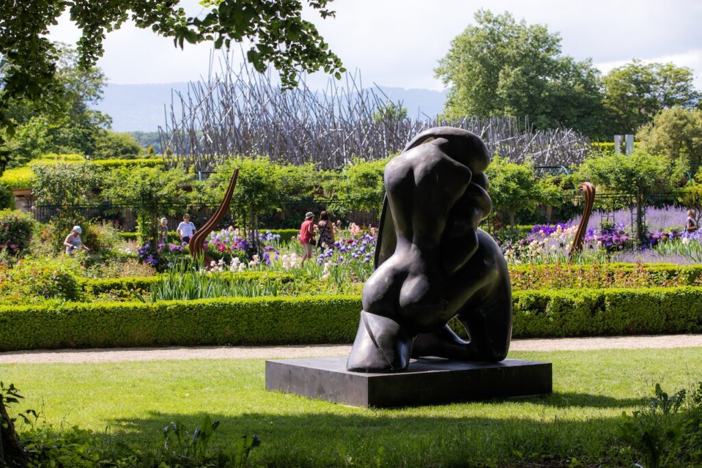 Oeuvre noire "Mother and Child" de Manuel Carbonell prise de dos.