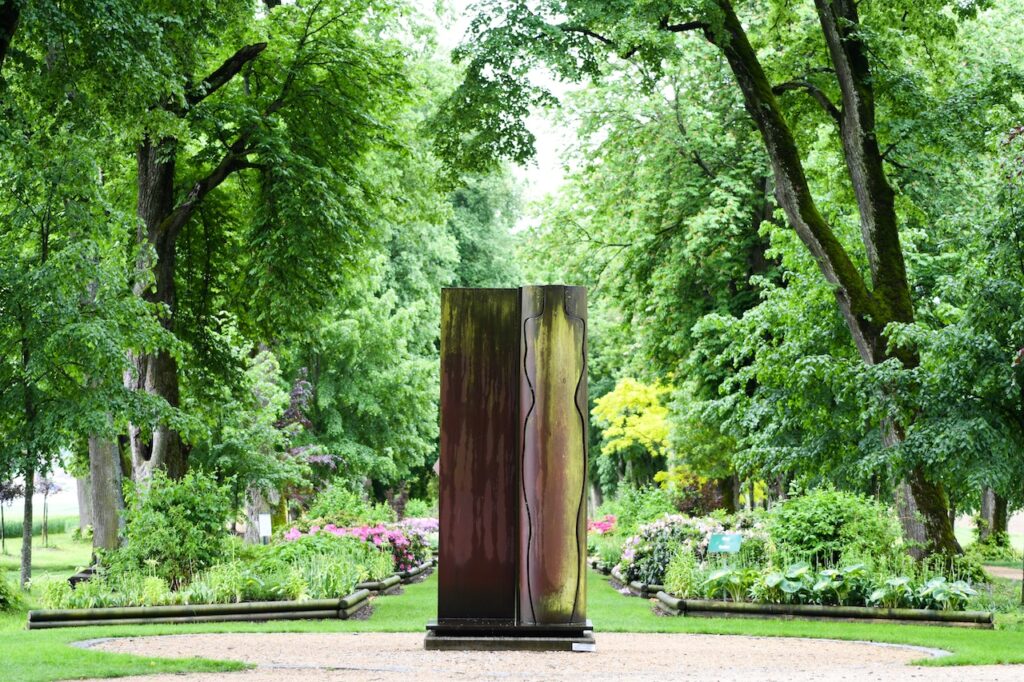 Sculpture en acier de Manuel Torres au milieu du Jardin de Muni au Château de Vullierens.