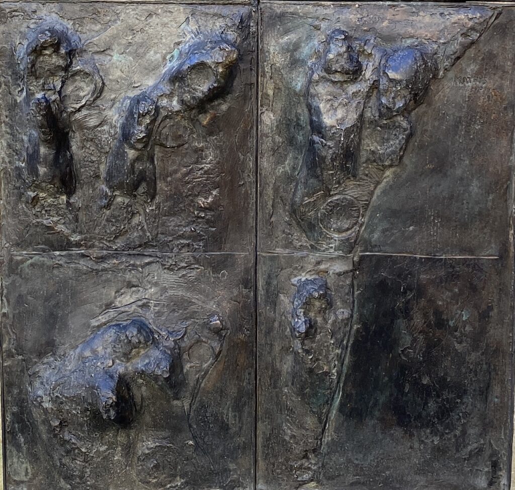 Vue très rapprochée de l'oeuvre de Marcel Mathys à admirer dans la cour du Château.