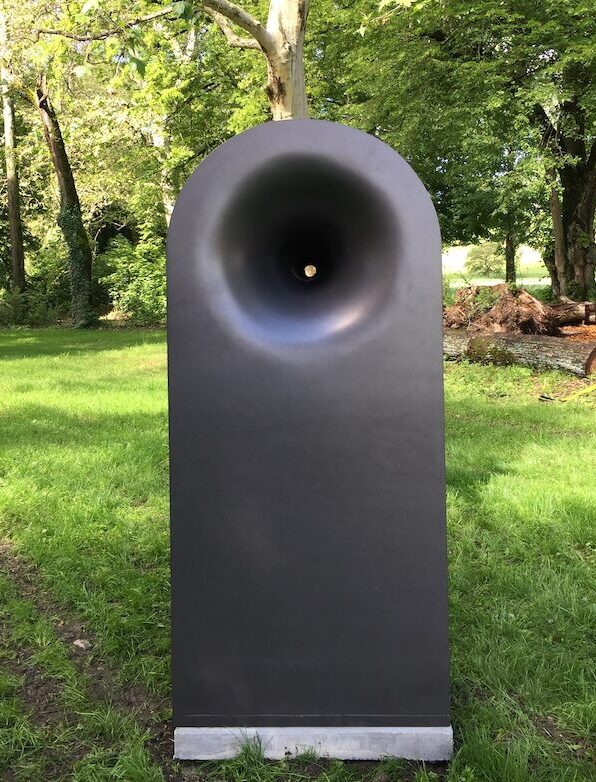 Close-up sur l'oeuvre Dià de Michele Spanghero. On y voit le trou dans lequel les gens peuvent communiquer à travers.