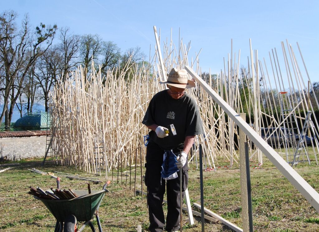 Mireille Fulpius en train de construire son oeuvre PARADIGME pour le Château de Vullierens.