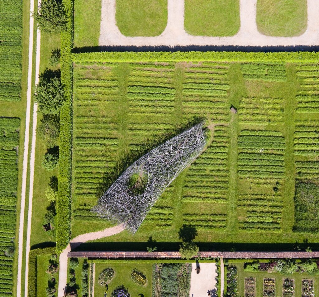 Sculpture Paradigme prise en photo depuis le ciel, on dirait un nid d'oiseau.