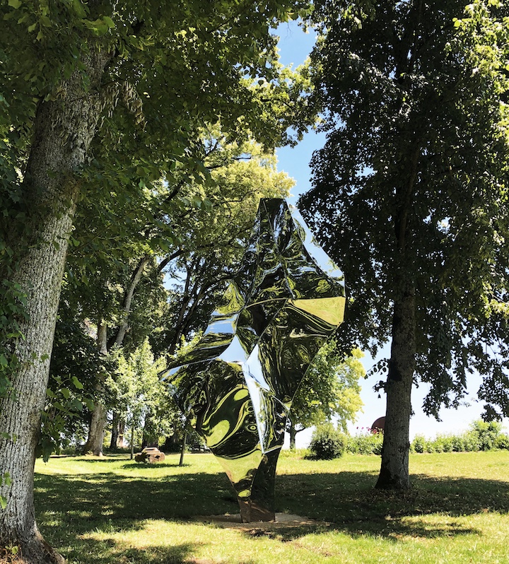 Sculpture SILEX de Pol Quadens dans les jardins du Château de Vullierens. Elle est faite entièrement de miroir.