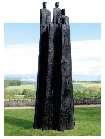 Oeuvre de Christian Lapie en bois calciné.