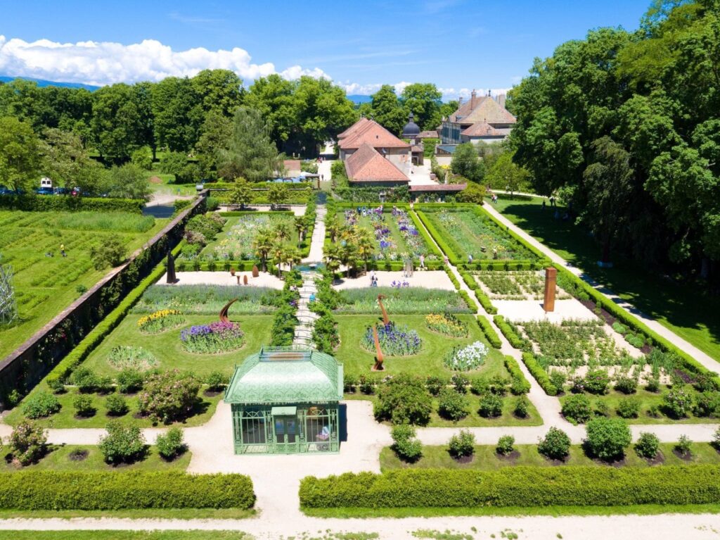 Luftaufnahme von Doreens Garten auf Schloss Vullierens.