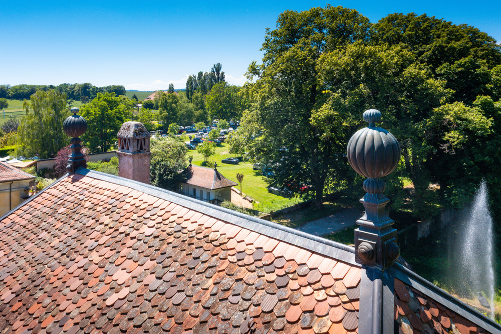 Vue aérienne des toits du Château de Vullierens.