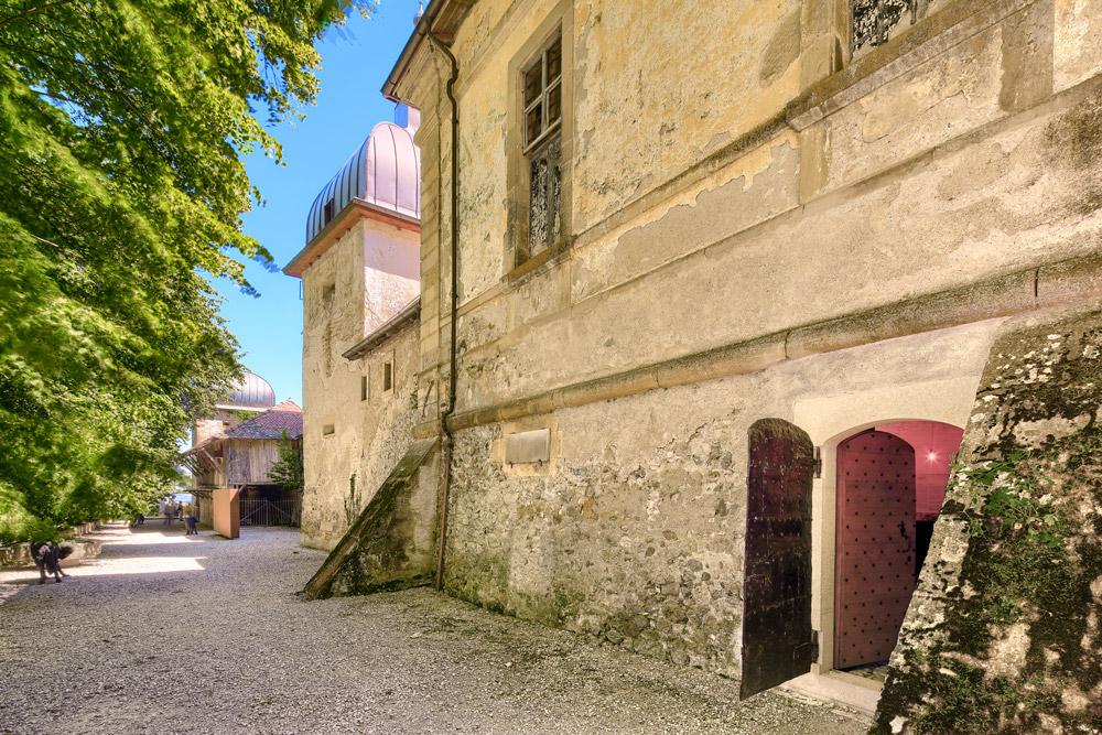 Allée médiévale du Château de Vullierens.