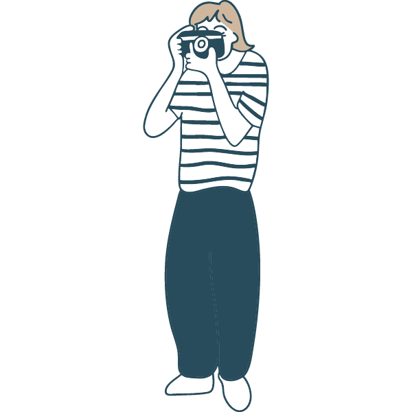 Illustration en bleu et beige d'une jeune femme passionn&eacute; par la photographie qui illustre la cible "promeneur" du Ch&acirc;teau de Vullierens.