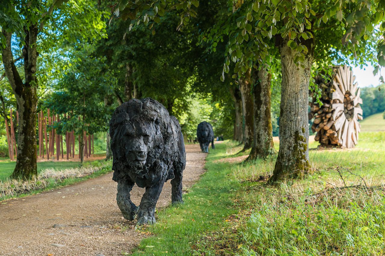 Gros plan sur les sculptures d'art contemporains présents dans l'allée cavalière du Château de Vullierens.