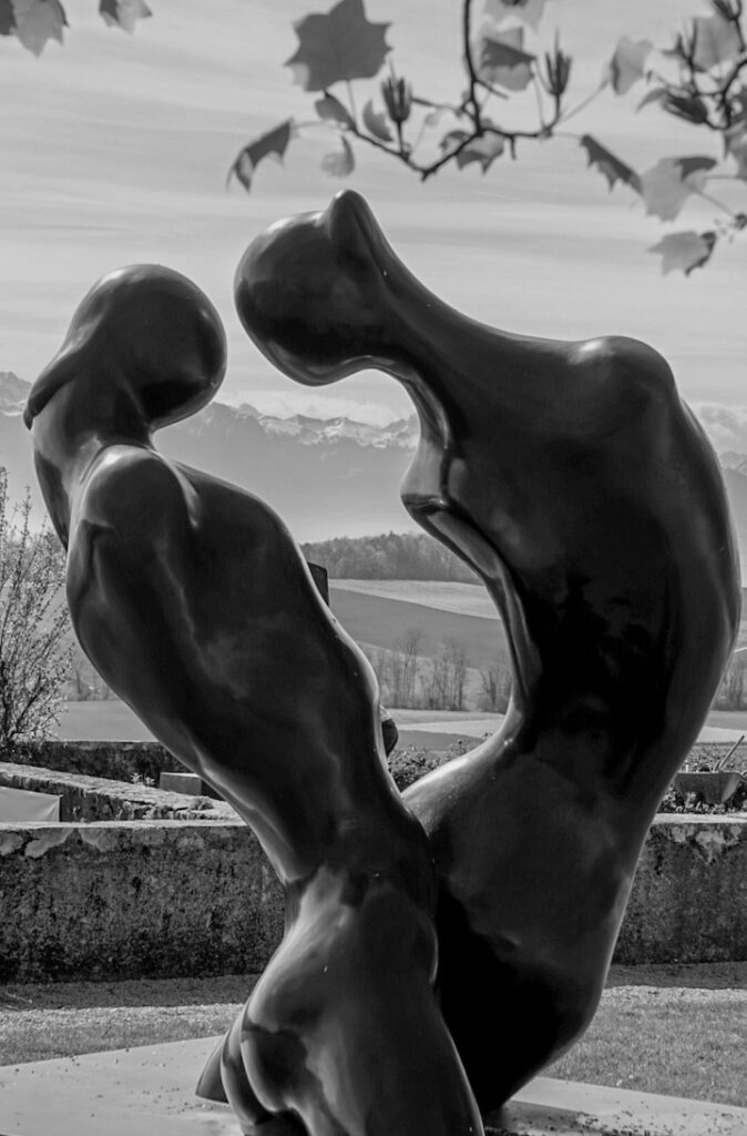 Sculpture po&eacute;tique de Manuel Carbonell repr&eacute;sentant une homme et une femme.