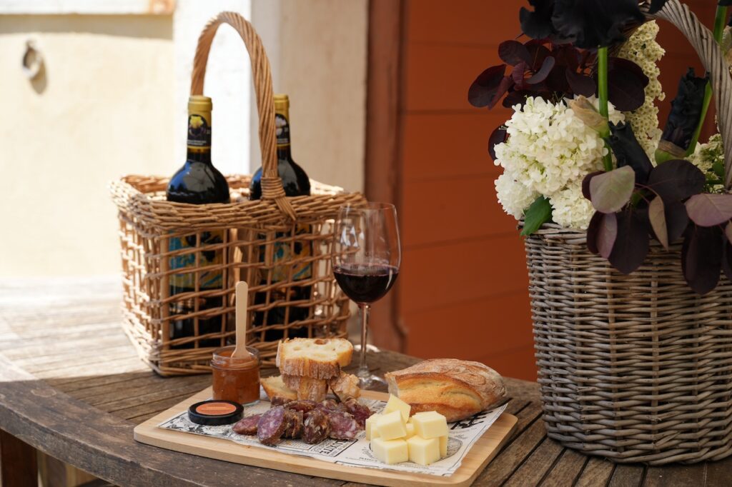 Planchette du terroir avec du pain, fromage, saucisson et tapenade de légumes servi sur le bar du Café Côté Cour du Château de Vullierens.