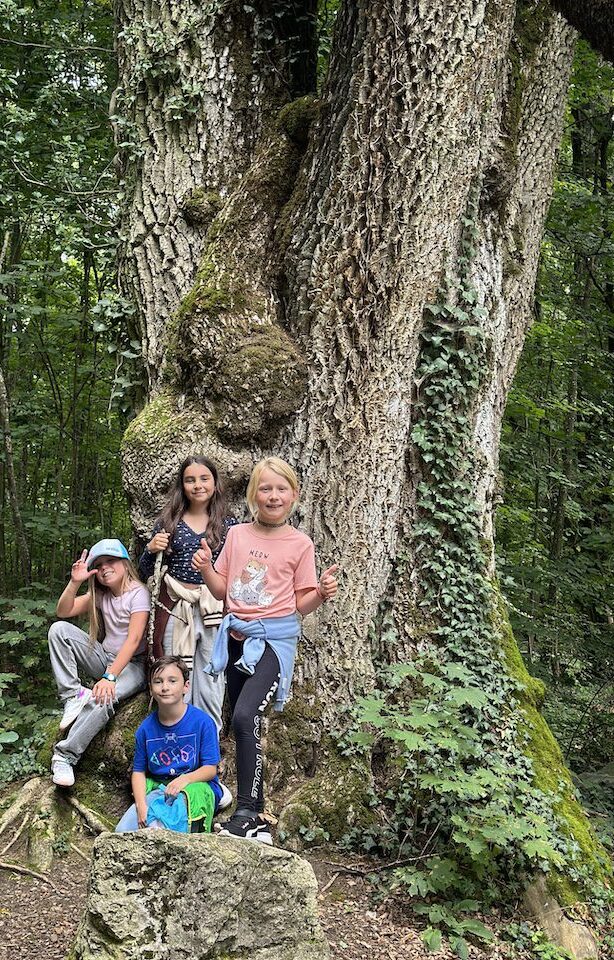 4 enfants posant fièrement dans le Roi Lézard dans le Royaume du Château de Vullierens.