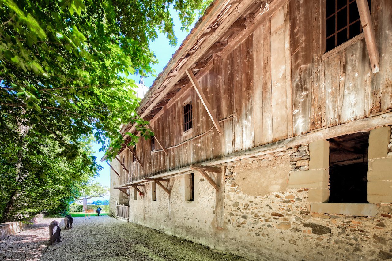 L'allée médiévale du Château de Vullierens où se trouvent la glacière et la tour.