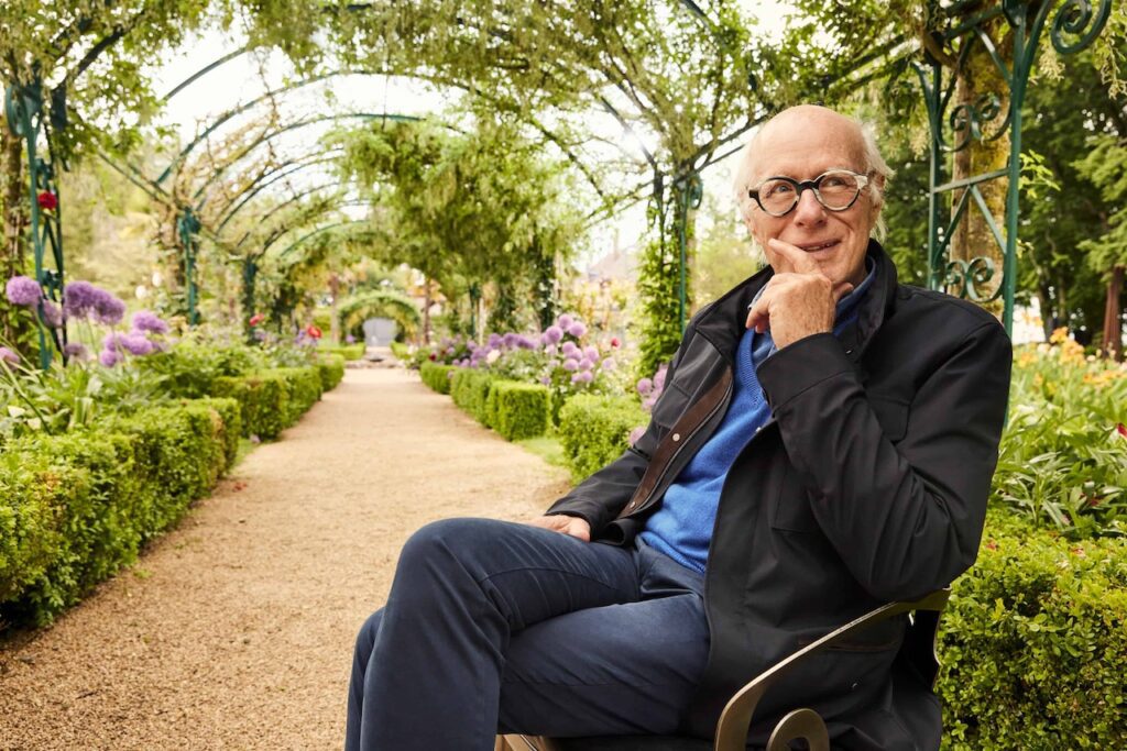 Portrait du propriétaire actuel du Château de Vullierens, Monsieur Robert Bovet, pris en photo dans le jardin de Doreen.