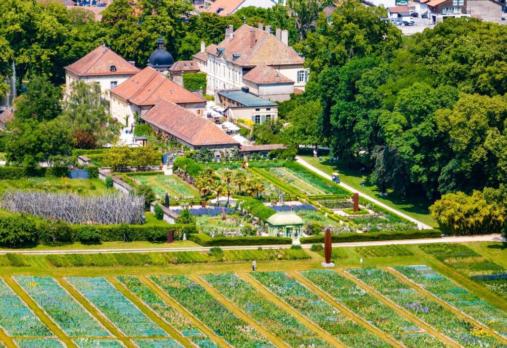 Vue aérienne du Jardin de Doreen du Château de Vullierens sous un beau soleil.