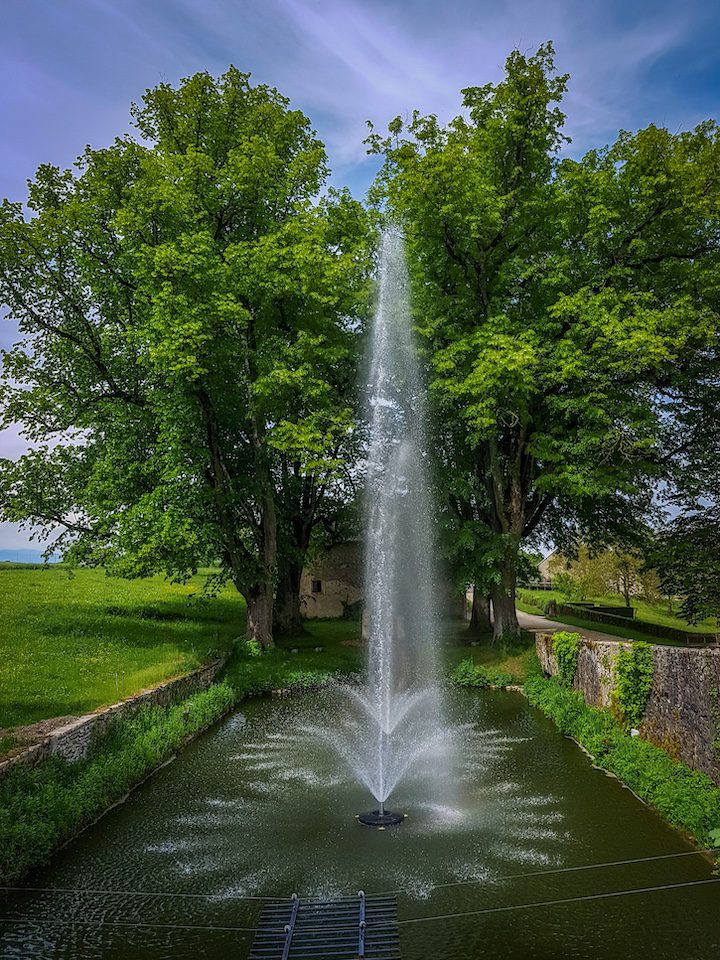 Douves du ch&acirc;teau avec ses deux jets d'eau activ&eacute;.