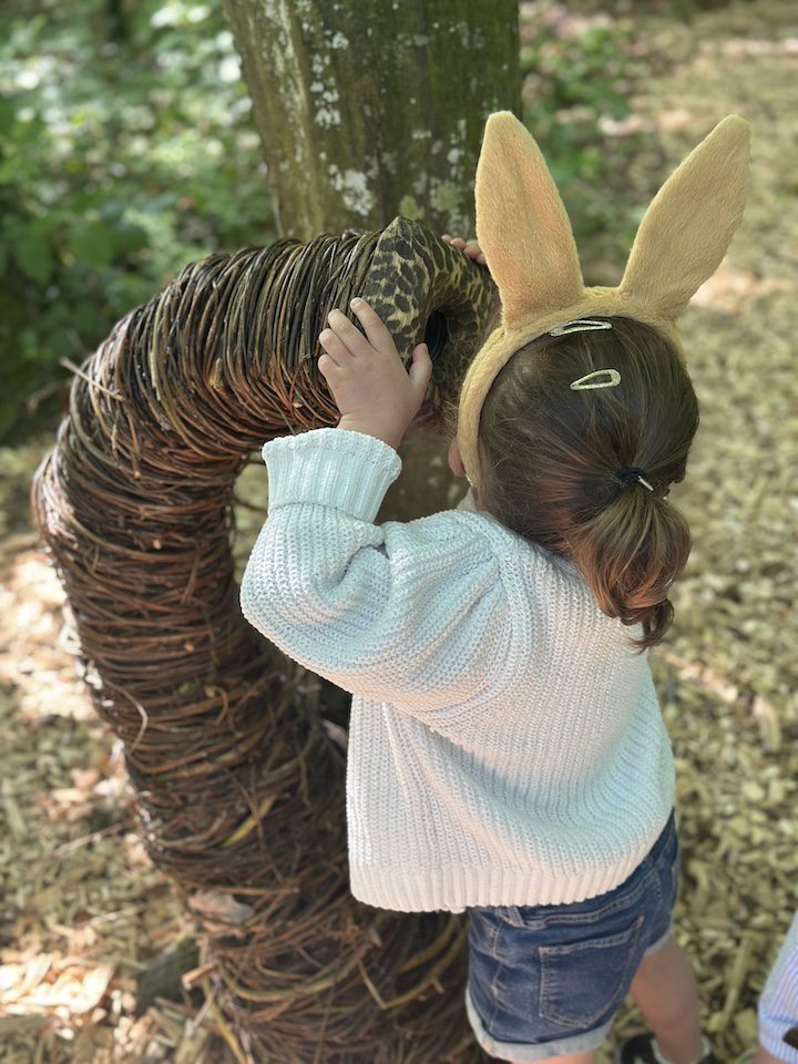 Petite fille qui joue dans le Royaume du Roi Lézard du Château de Vullierens.