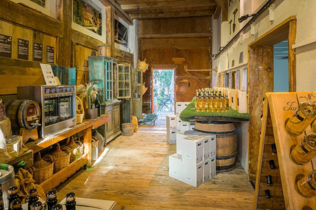 L'espace vins de la boutique du Château de Vullierens avec les bouteilles, cartons et machine à dégustation.