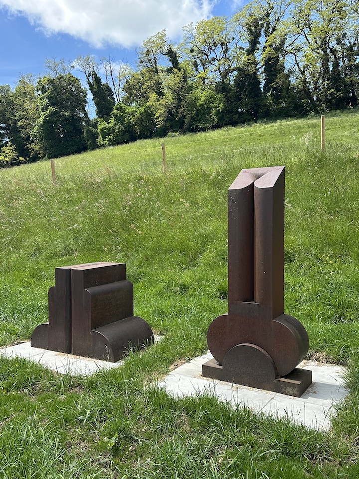 Deux oeuvres de l'artiste Manuel Torres à découvrir le long du sentier "Torres Walk" en sa mémoire