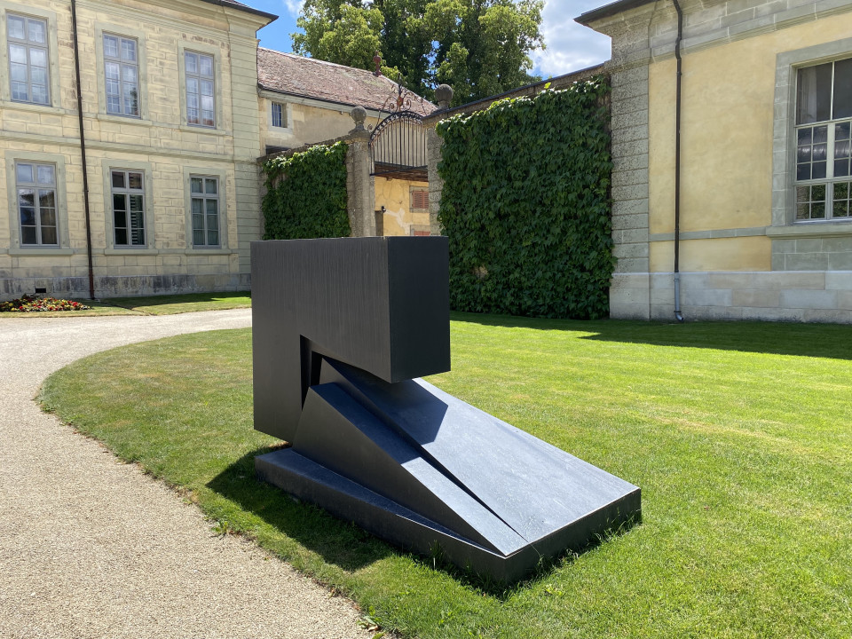 Sculpture de Manuel Torres exposée devant le Château de Vullierens, dans sa cour privée. Elle est de couleur noire.